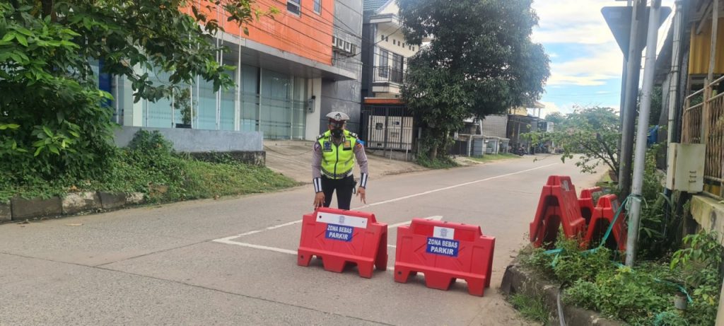 Cegah Penyebaran Covid-19, Polres Kukar Laksanakan Penyekatan Jalan Guna Batasi Mobilitas di Akhir Pekan 3
