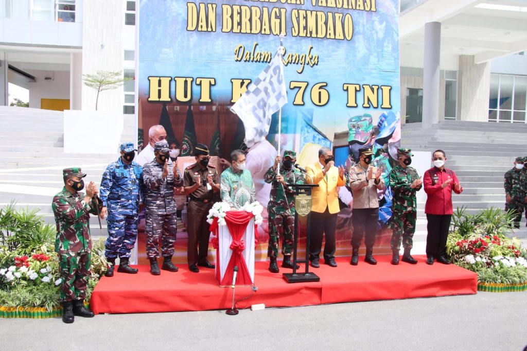 Peringati HUT TNI Ke-76, Irwasda Polda Kaltim Bersama Kapolresta Samarinda Apresiasi Gelaran Serbuan Vaksinasi dan Bakti Sosial 3 3