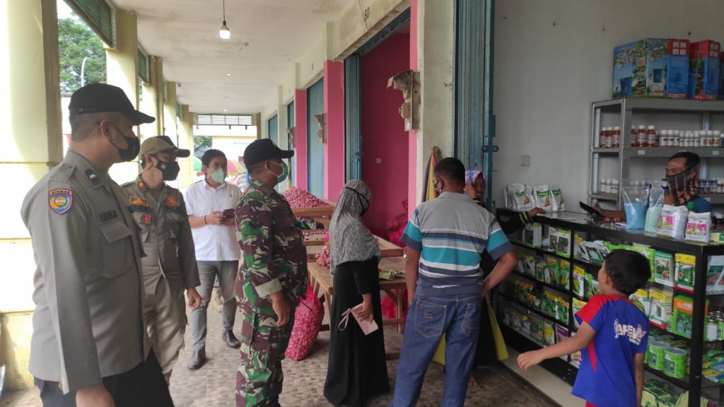 Pastikan Masyarakat Disiplin Prokes, Jajaran Polres Kukar Laksanakan Ops Yustisi di Pasar Tradisional 4 2