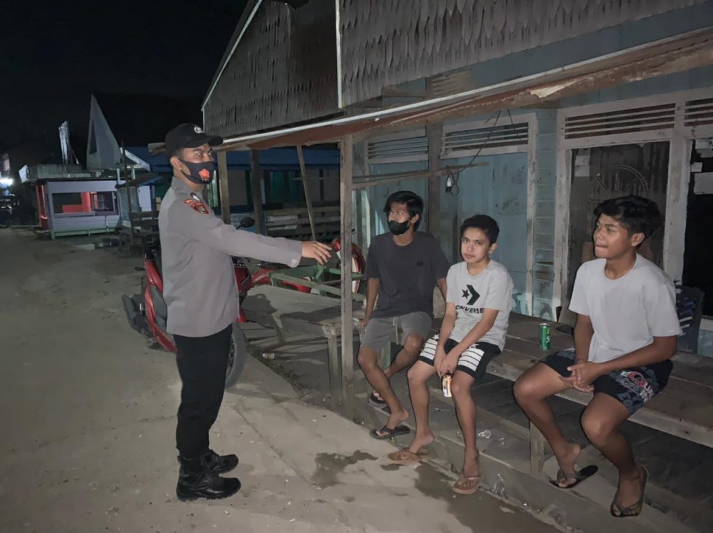 Laksanakan Patroli Malam, Personel Jajaran Polres Kutim Imbau Pemuda Lakukan Kegiatan Positif 5 1
