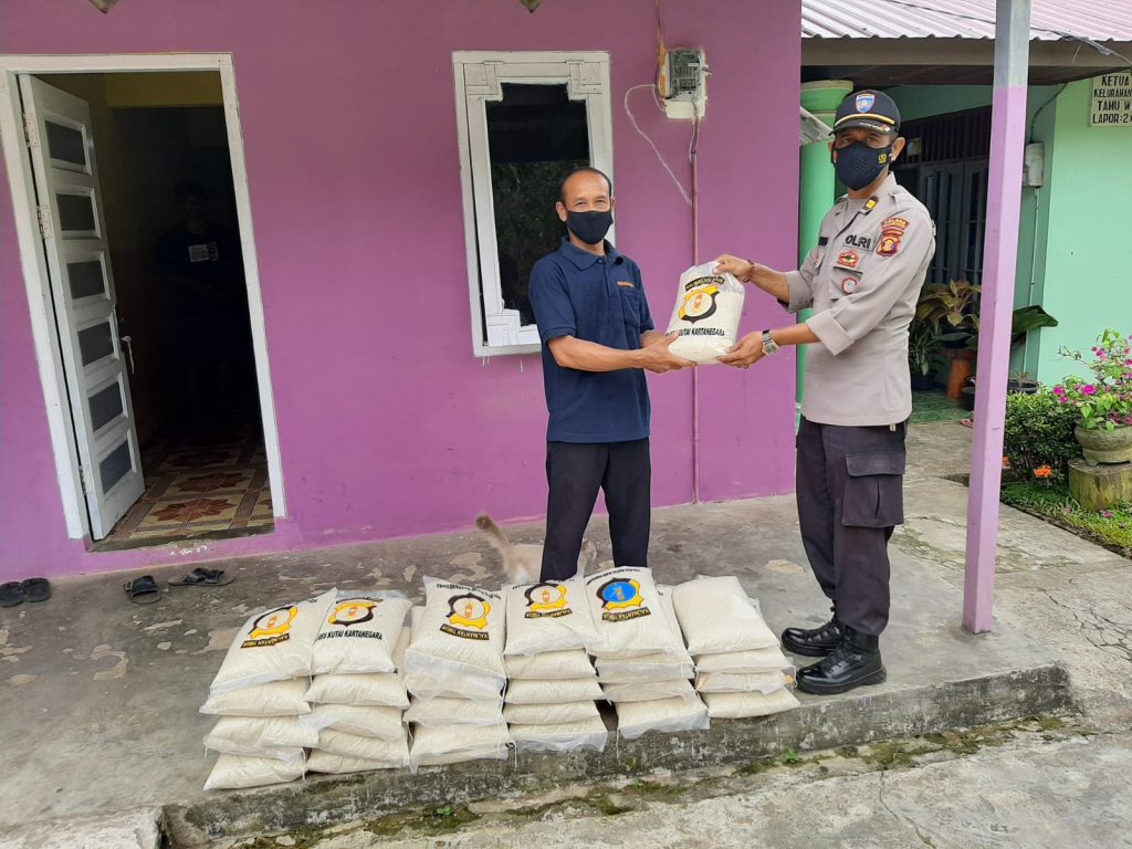 Polres Kukar Salurkan Bantuan Sosial kepada Warga Sebagai Wujud Kepedulian Ditengah Pandemi Covid-19 5 2