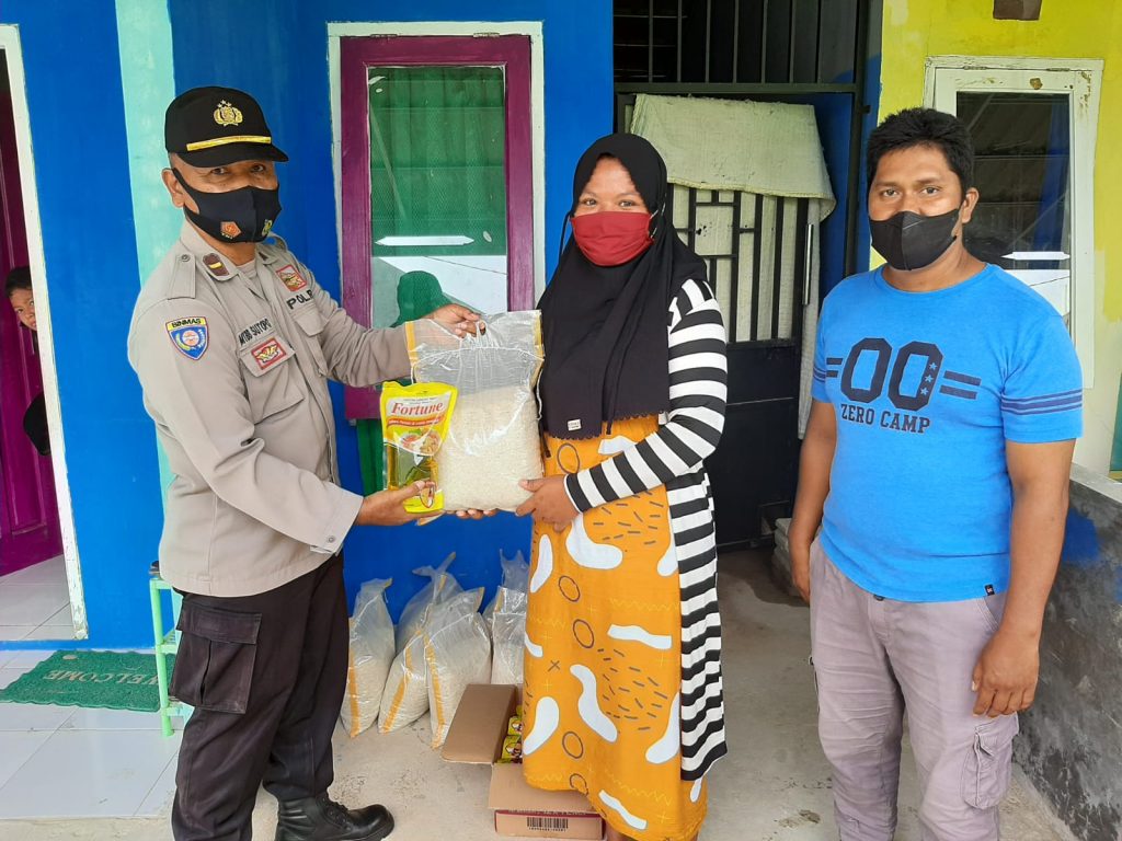 Wujud Kepedulian Polri, Personel Polres Kukar Salurkan Bantuan Sembako kepada Masyarakat 6 10