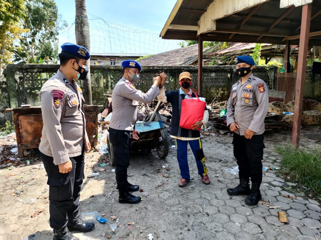 Gelar Bakti Sosial Ditengah Pandemi, Sat Polair Polres PPU Bagikan Paket Sembako kepada Masyarakat Pesisir 7 1