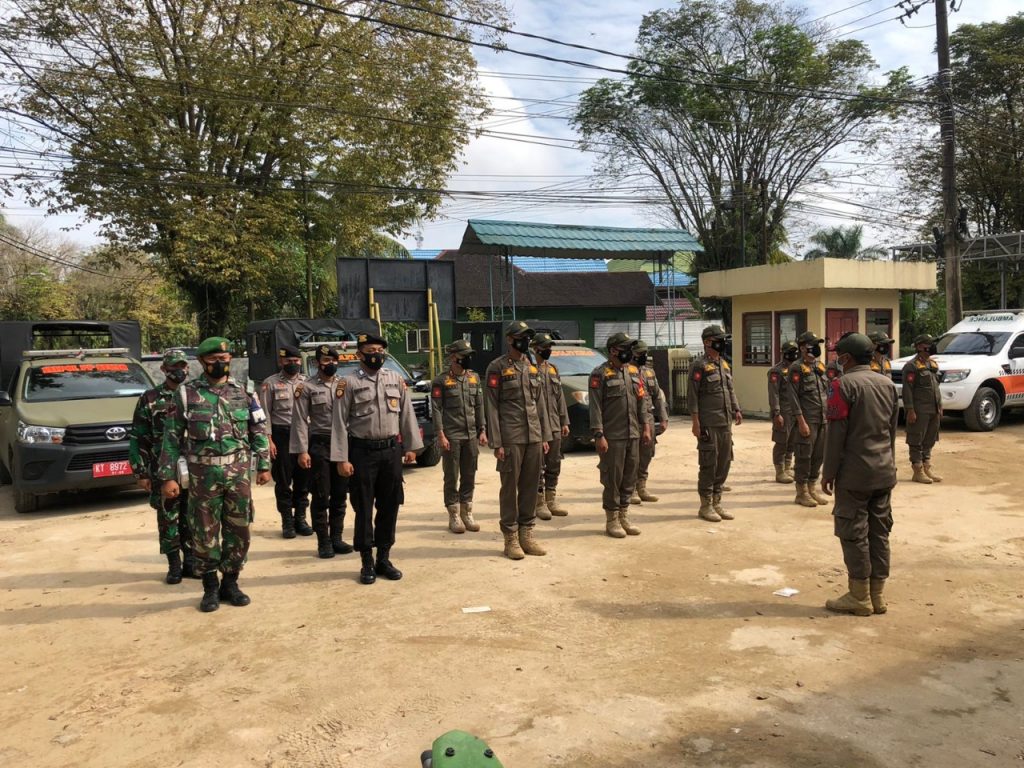 Personel Polres Kukar Bersama Tim Gabungan Laksanakan Ops Yustisi Protokol Kesehatan 7 5