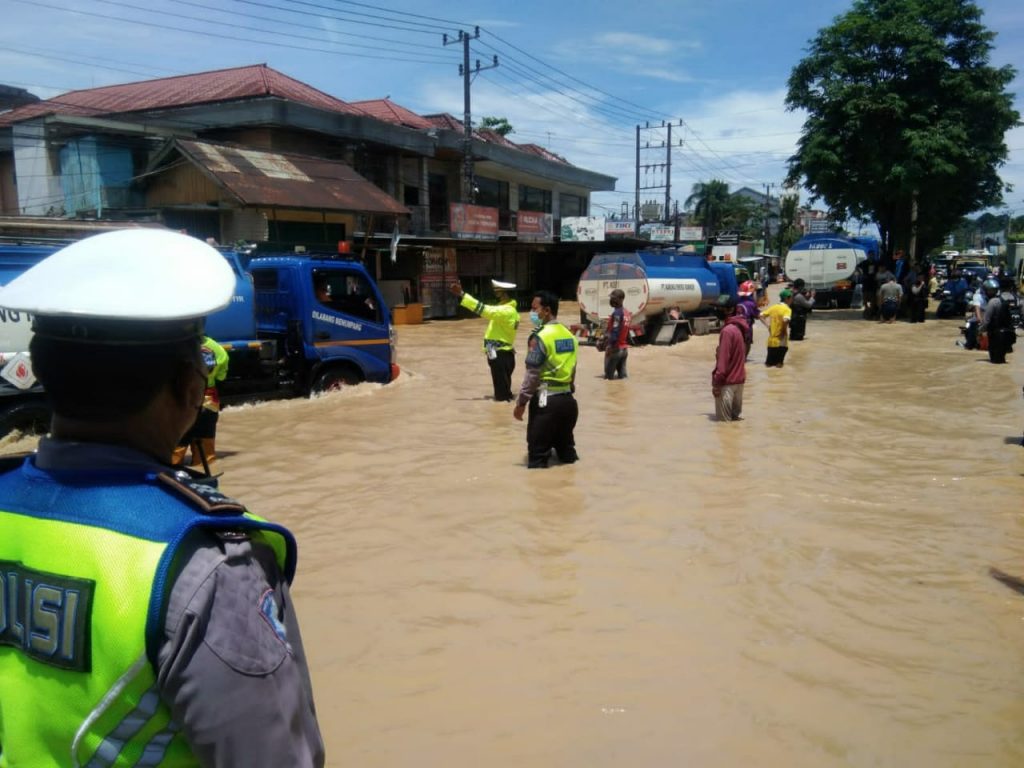 Wujud Kesigapan, Polresta Samarinda Bantu Masyarakat Terdampak Banjir 7 6