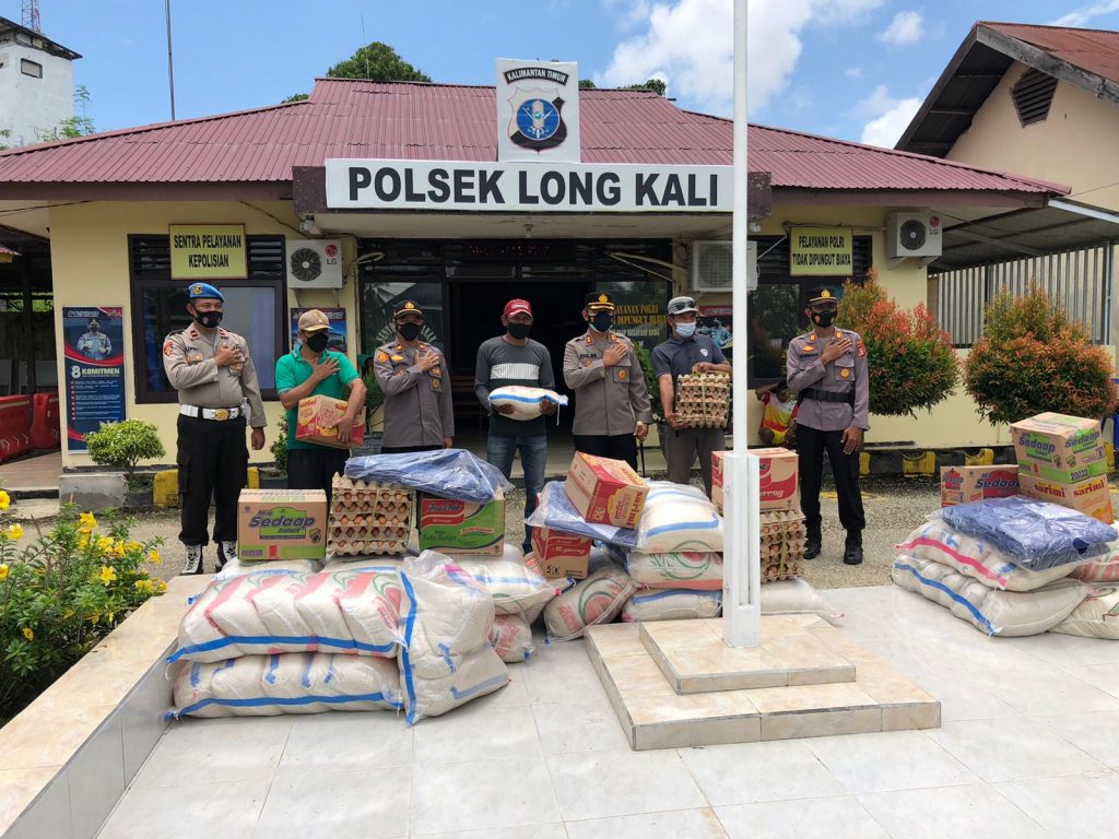 Tinjau Lokasi Banjir di Kec. Long Kali, Kapolres Paser Bersama Ketua Bhayangkari Cabang Paser Bagikan Sembako kepada Warga Terdampak Banjir 8 1