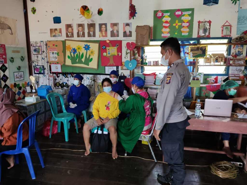Jajaran Polres Kubar Amankan Pelaksanaan Vaksinasi Masyarakat Kampung Muara Tae Kec.Jempang 8