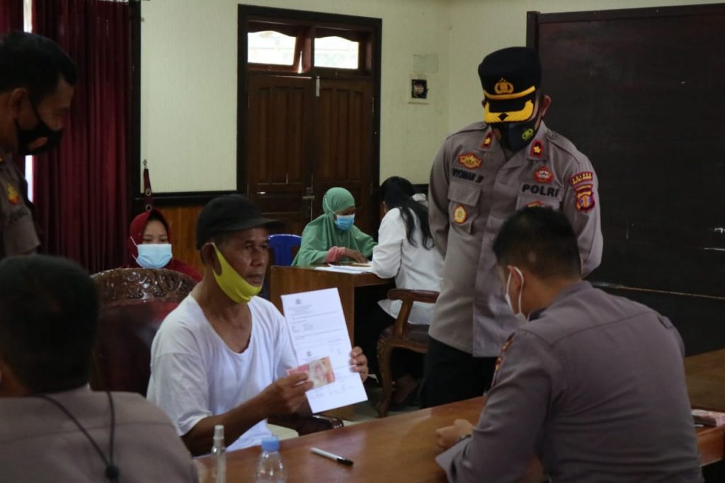 Polres Kubar Kembali Salurkan Bantuan Tunai untuk Pedagang Kaki Lima dan Warung 8 9