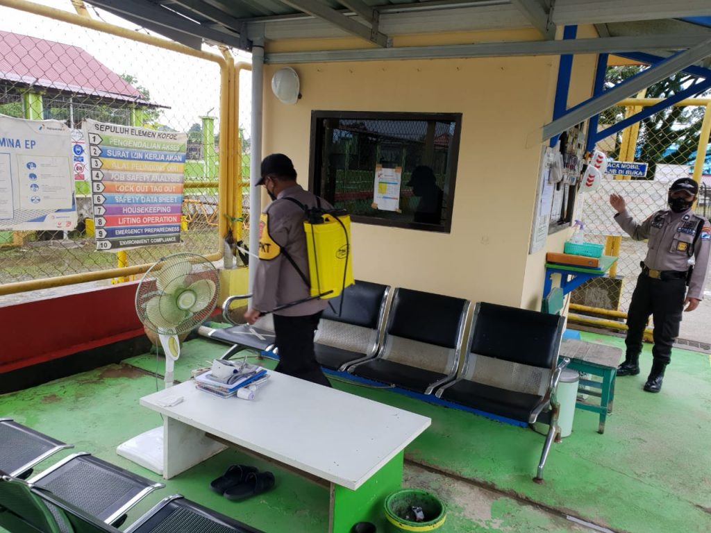 Cegah Penyebaran Covid-19, Personel Polres Kukar Semprotkan Disinfektan di Fasilitas Umum 9 6