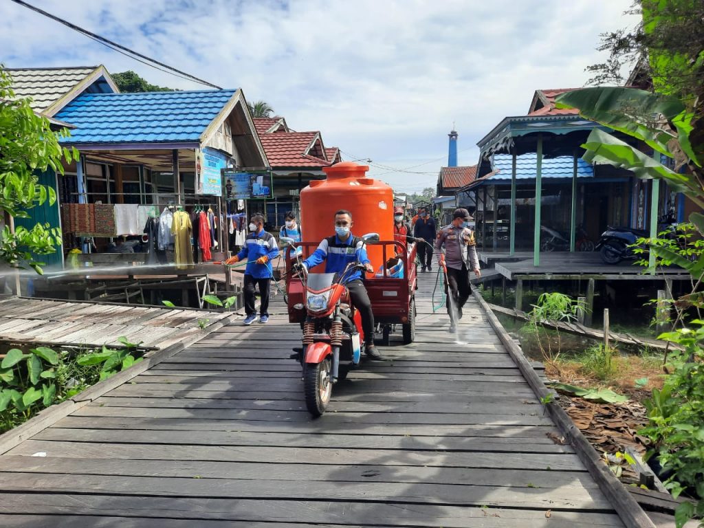 Antisipasi Penyebaran Covid-19, Polres Kubar Semprotkan Disinfektasn di Ruang Publik 9 8