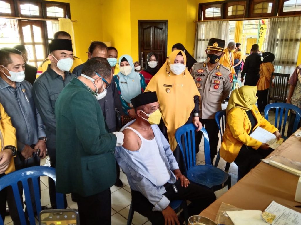Tinjau Pelaksanaan Vaksinasi, Kabag SDM Polres Paser Imbau Masyarakat Tetap Taat Prokes WhatsApp Image 2021 09 30 at 17.31.08