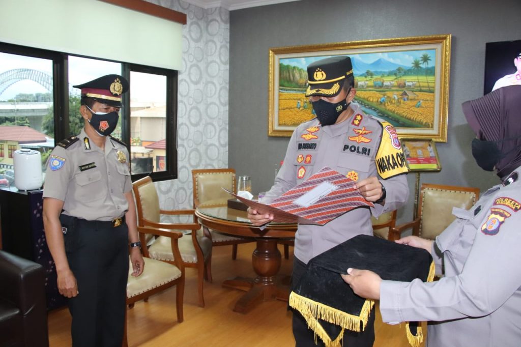 Wakapolresta Samarinda Pimpin Upacara Kenaikan Pangkat Pengabdian Personel Polri WhatsApp Image 2021 10 01 at 13.30.22