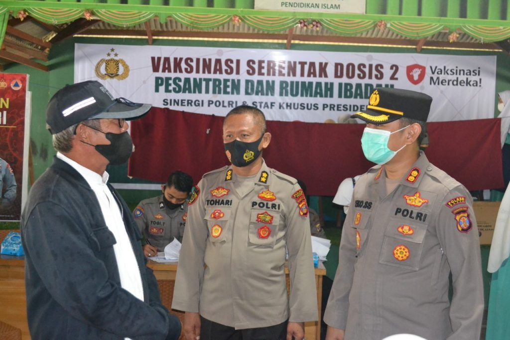Pastikan Berjalan Lancar, Kapolres Paser Tinjau Vaksinasi Merdeka di Pesantren Trubus Iman WhatsApp Image 2021 10 04 at 21.50.33