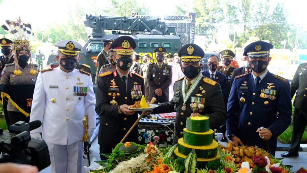 HUT ke-76 TNI, Pangdam VI/MLW Dapat Ucapan Langsung Dari Kapolda Kaltim WhatsApp Image 2021 10 05 at 10.51.07