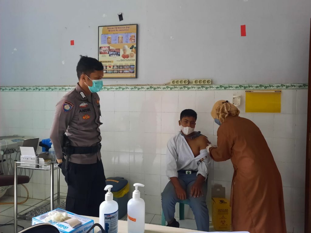 Percepatan Penanganan Covid 19, Polsek Kota Bangun Gelar Gerai Vaksin Presisi WhatsApp Image 2021 10 06 at 03.56.48