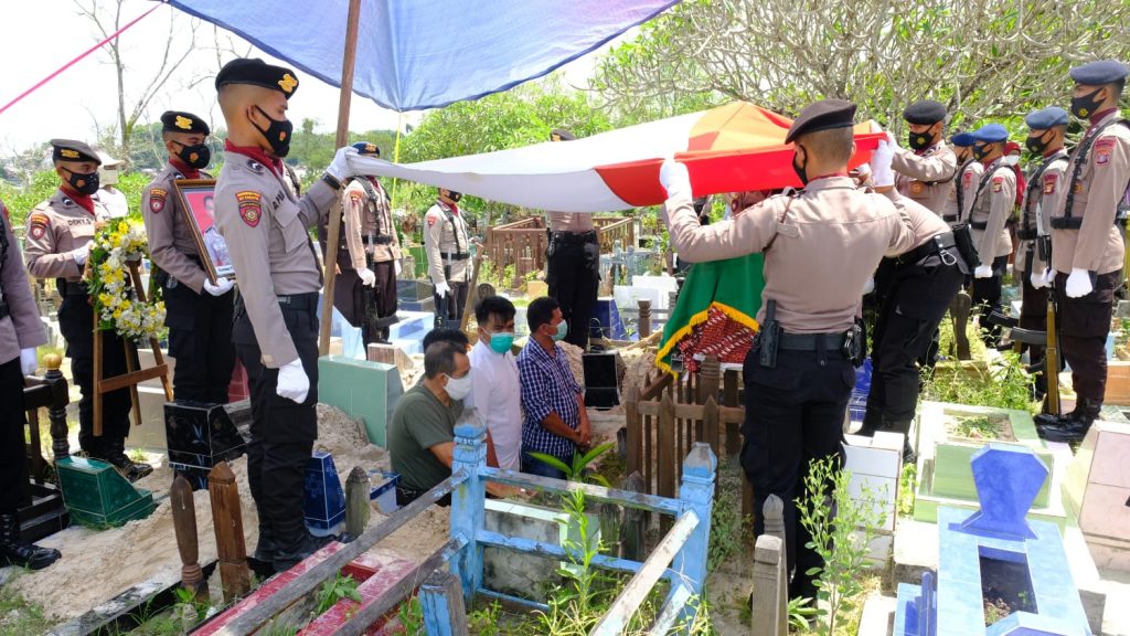 Kapolda dan Wakapolda Kaltim Berikan Penghormatan Terakhir Kepada Alm. Kombes Pol. Suroso WhatsApp Image 2021 10 06 at 3.50.15 PM