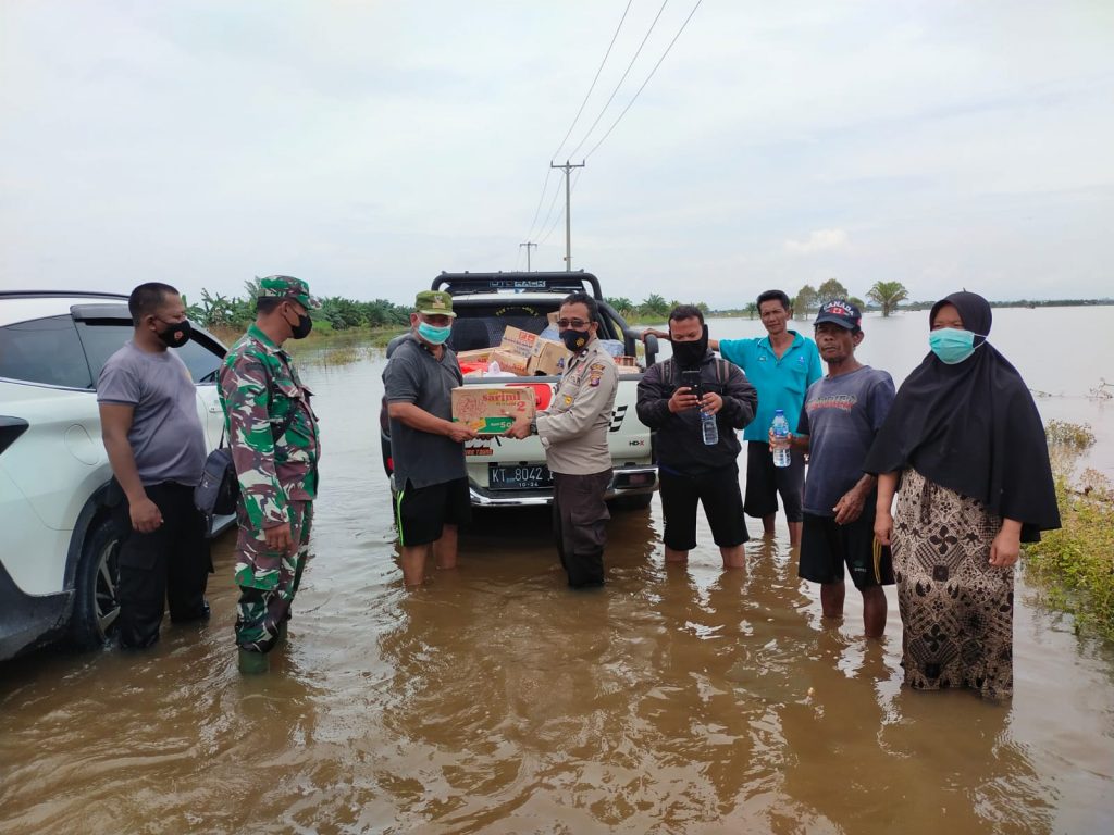Ringankan Beban Warga Terdampak Banjir, Polsek Long Kali Salurkan Paket Sembako WhatsApp Image 2021 10 09 at 00.34.09