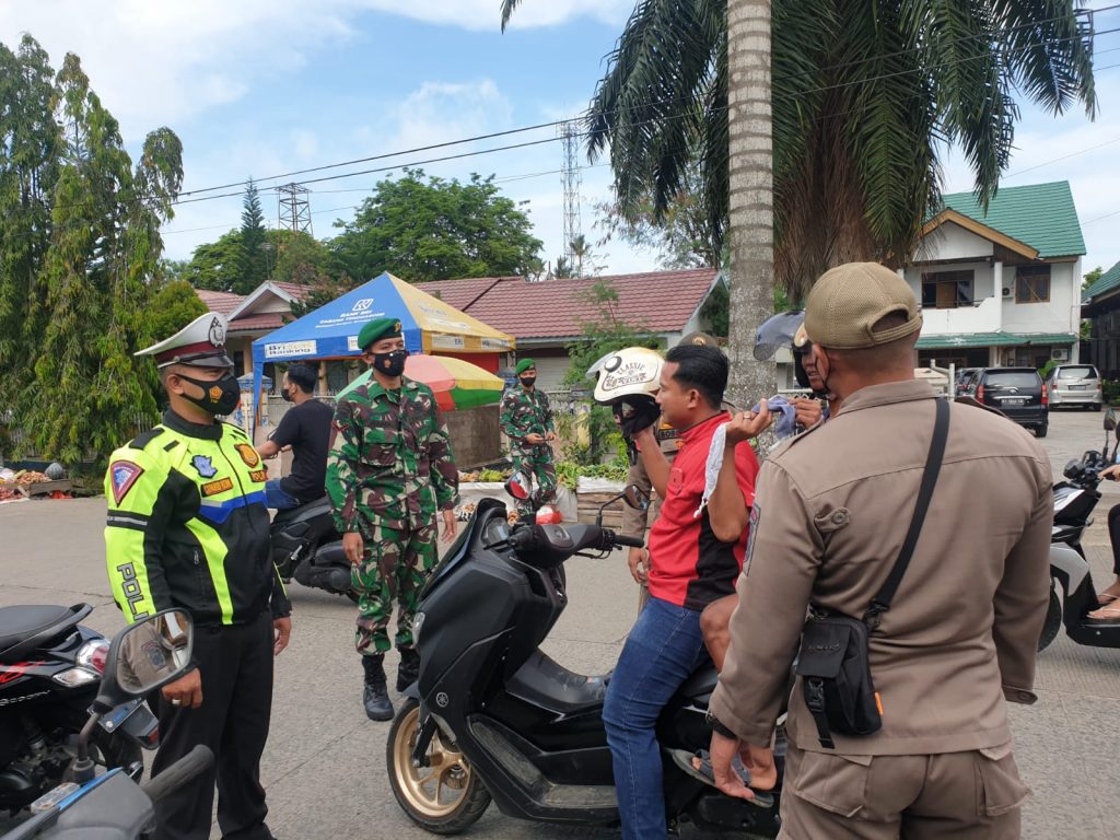 Disiplinkan Warga Terapkan Prokes 5M, Polres Kukar Gelar Operasi Yustisi PPKM WhatsApp Image 2021 10 09 at 02.44.11 1