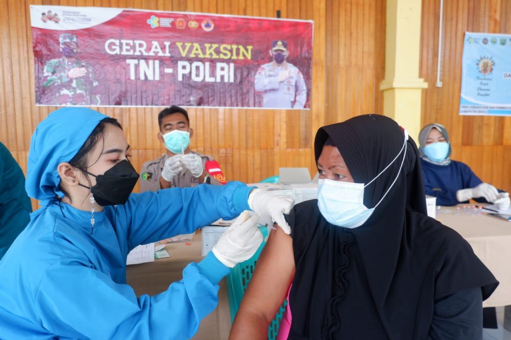 Antusiasme Warga Sangat Tinggi Ikuti Gerai Vaksinasi Presisi di Polsek Maratua WhatsApp Image 2021 10 09 at 15.22.17