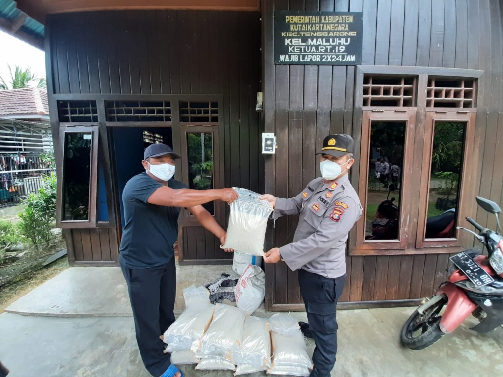 Sambil Patroli Protokol Kesehatan, Kasat Binmas Polres Kukar Bagikan Sembako WhatsApp Image 2021 10 12 at 08.55.00