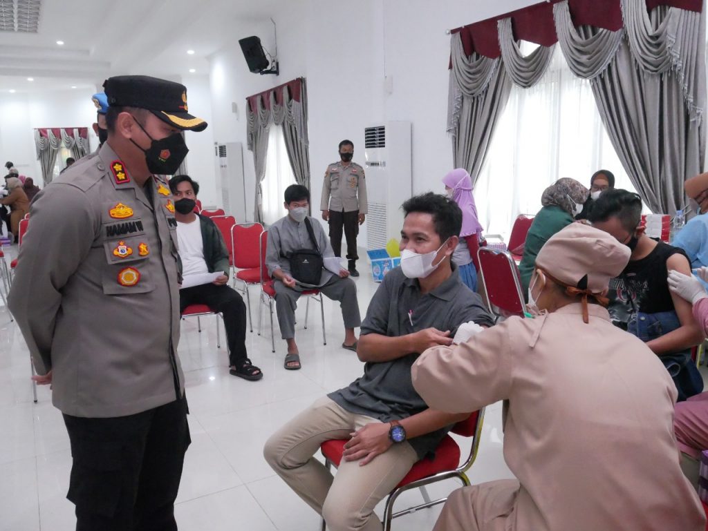 Tinjau Vaksinasi Massal, Kapolres Bontang Imbau Masyarakat Terapkan Prokes Secara Ketat WhatsApp Image 2021 10 12 at 16.12.44