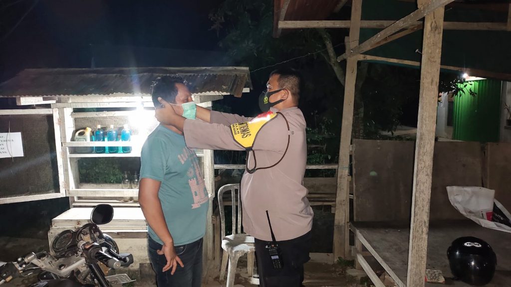 Polres Bontang Sosialisasikan Protokol Kesehatan dan Bagikan Masker Ke Warga WhatsApp Image 2021 10 17 at 12.38.11