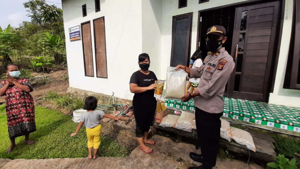 Peduli Sesama, Polres Kukar Bagikan Sembako Ke Warga Terdampak Covid-19 WhatsApp Image 2021 10 18 at 06.45.28