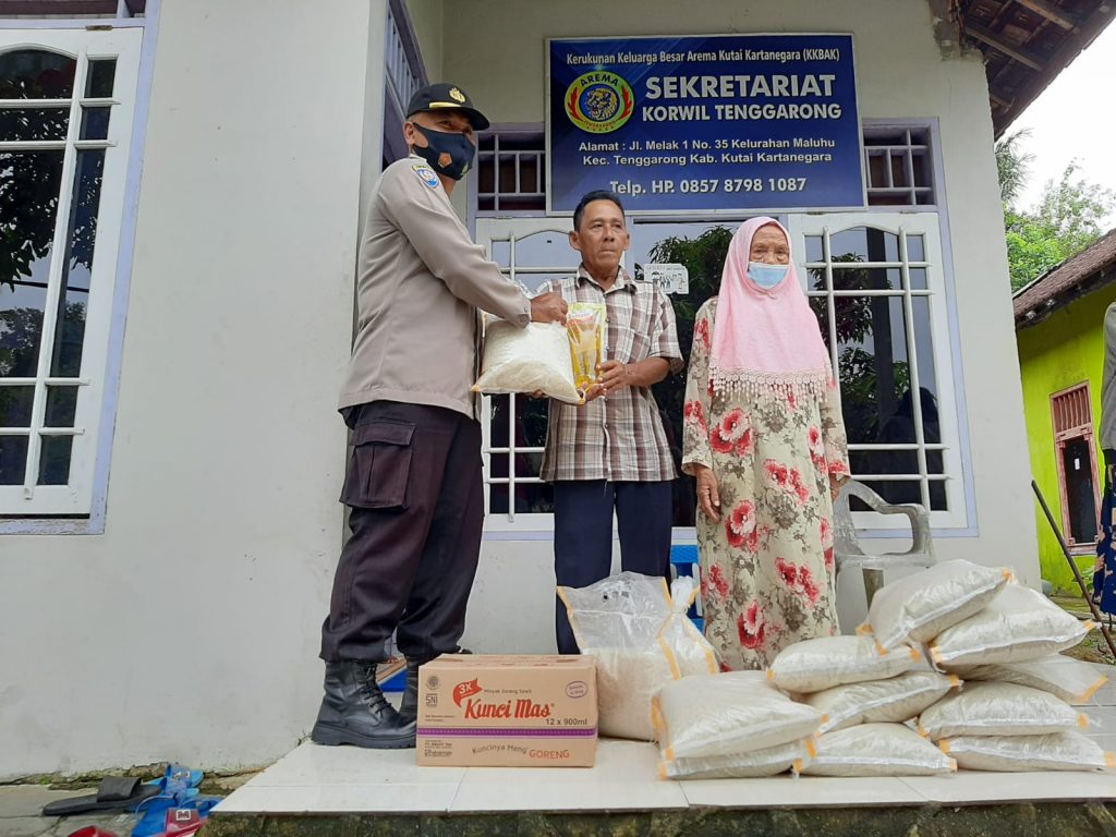Sambil Patroli Dialogis, Sat Binmas Polres Kukar Bagikan Paket Sembako WhatsApp Image 2021 10 21 at 08.02.28