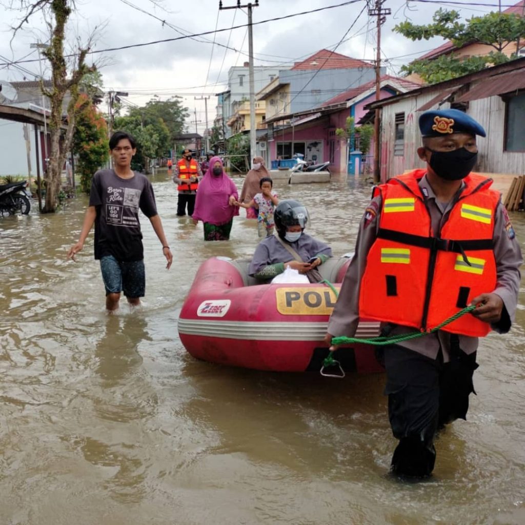 Brimob Polda Kaltim Terjunkan Tim SAR Bantu Evakuasi Korban Banjir di Kota Samarinda WhatsApp Image 2021 10 21 at 13.28.28