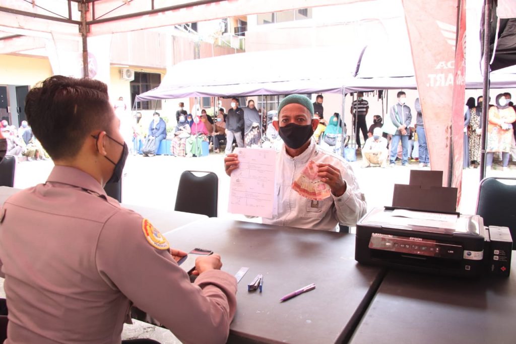 Penyaluran Bantuan Tunai untuk PKL dan Warung (BTPKLW) di Mapolresta Samarinda WhatsApp Image 2021 10 21 at 14.17.20