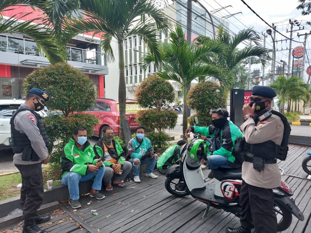Sambangi Driver Ojol, Brimob Kaltim Berikan Himbauan Protokol Kesehatan WhatsApp Image 2021 10 21 at 16.12.10