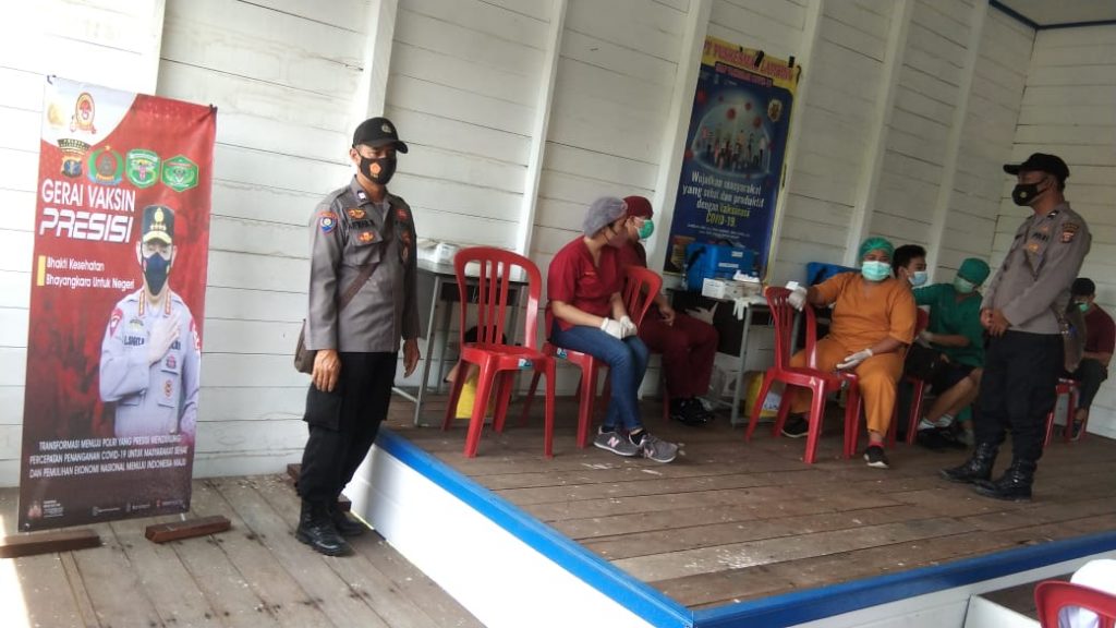Amankan Vaksinasi Massal Covid-19, Polsek Muara Lawa Berikan Himbauan Protokol Kesehatan WhatsApp Image 2021 10 24 at 10.39.56