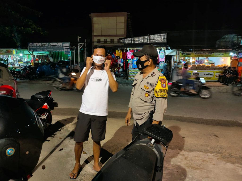Gelar Patroli Malam, Bhabinkamtibmas Polsek Bontang Selatan Berikan Himbauan Prokes WhatsApp Image 2021 10 25 at 15.46.46