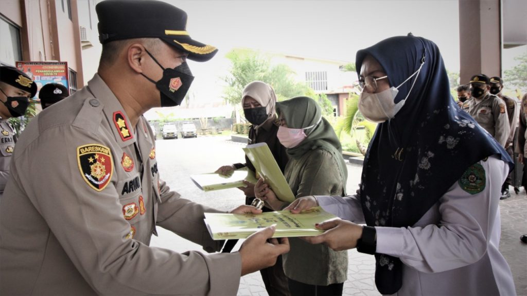 Kapolres Kukar Serahkan Bantuan Sosial Dari Alumni Akabri ’90 Ke Keluarga Anggota Yang Gugur Terpapar Covid-19 WhatsApp Image 2021 10 25 at 16.03.44