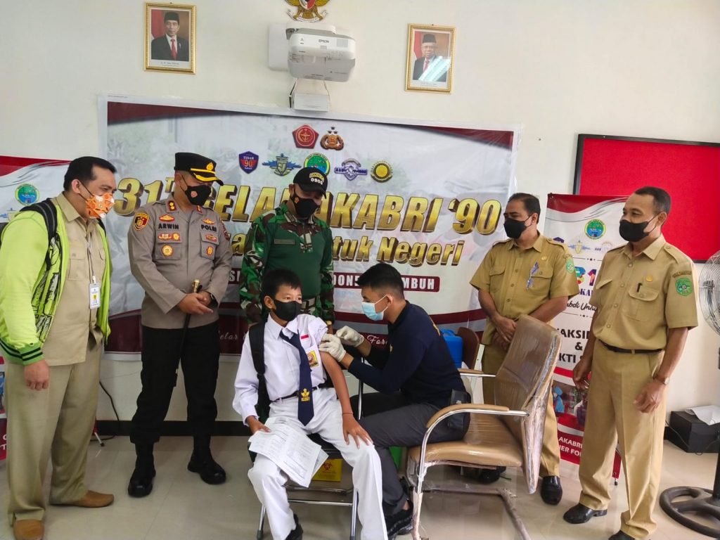 Kapolres Kukar Bersama Dandim 0906/KKR Tinjau Pelaksanaan Vaksinasi di SMP Negeri 1 Tenggarong WhatsApp Image 2021 10 26 at 14.37.58