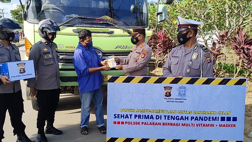 Sehat Prima di Tengah Pandemi, Polsek Palaran Bagikan Vitamin Kepada Sopir Truk WhatsApp Image 2021 10 28 at 16.14.44