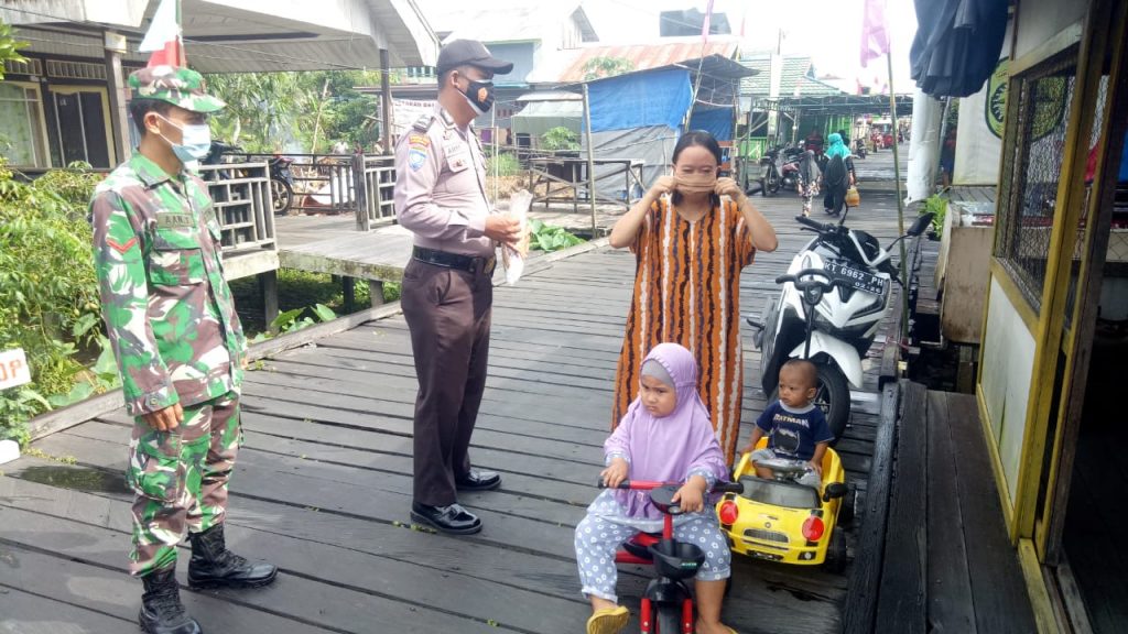 Tekan Penyebaran Covid-19, TNI-Polri di Kubar Ajak Warga Disiplin Protokol Kesehatan WhatsApp Image 2021 10 29 at 09.47.15