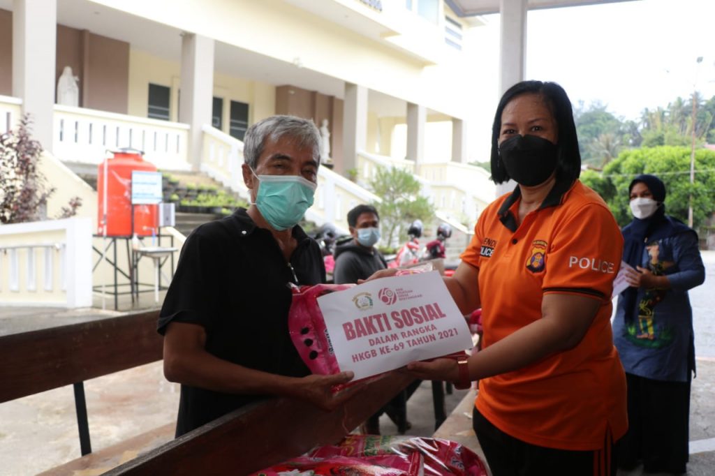 Berbagi Kasih Peringati HKGB ke-69, Polwan Polda Kaltim Salurkan Bantuan 8 Ton Beras WhatsApp Image 2021 10 29 at 13.38.36