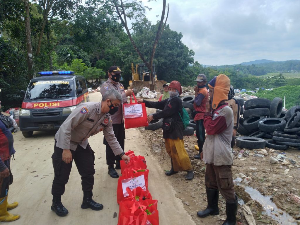 Peduli Sesama, Sat Binmas Polres Kukar Bagikan Bantuan Sembako di TPA Kel. Loa Ipuh WhatsApp Image 2021 10 30 at 04.24.59