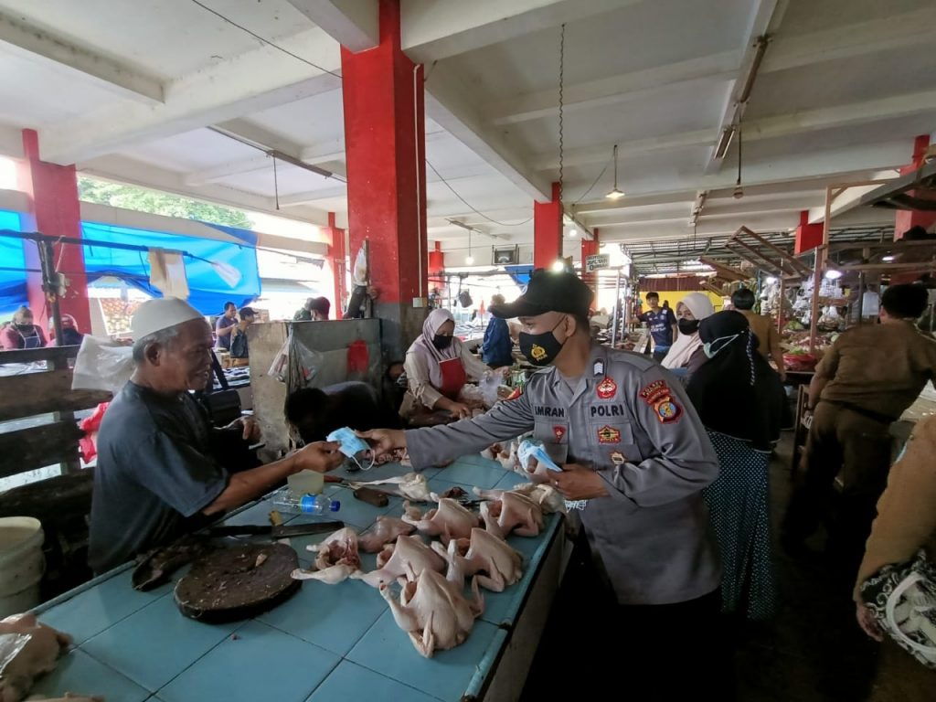 Polsek Bontang Barat Tingkatkan Patroli KRYD dan Terus Bagikan Masker 1 12