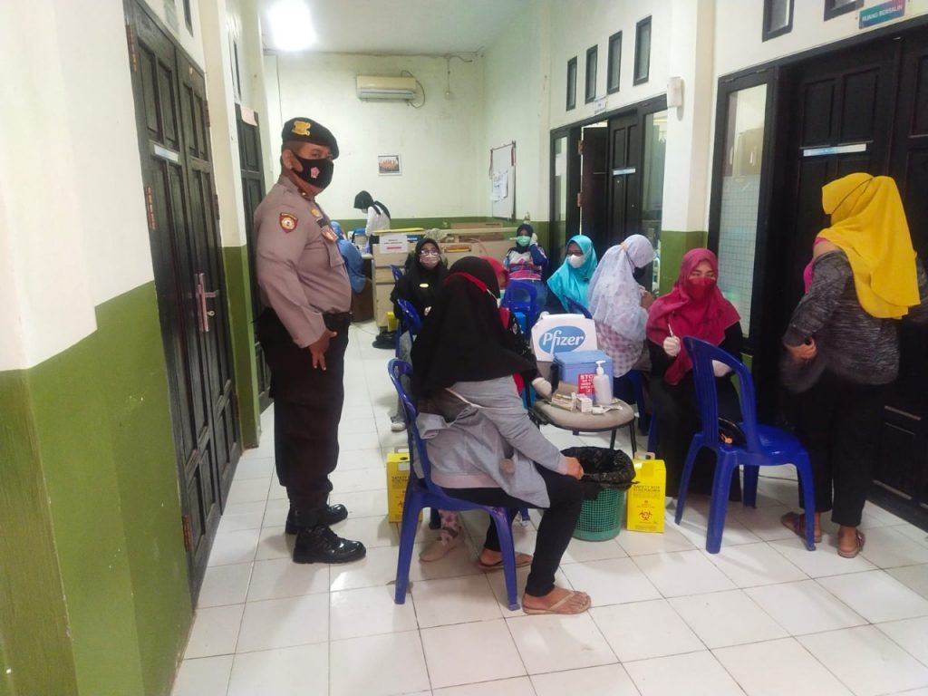 Gelar Gerai Vaksin Presisi Untuk Masyarakat, Jajaran Polres Kukar Percepat Wujudkan Herd Immunity 1 15