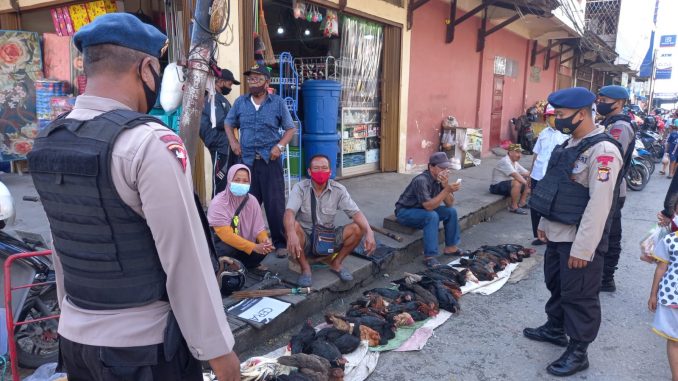 Cegah Penyebaran Covid-19, Brimob Kaltim Imbau Pedagang dan Pengunjung Pasar Tradisional Taat Prokes 10