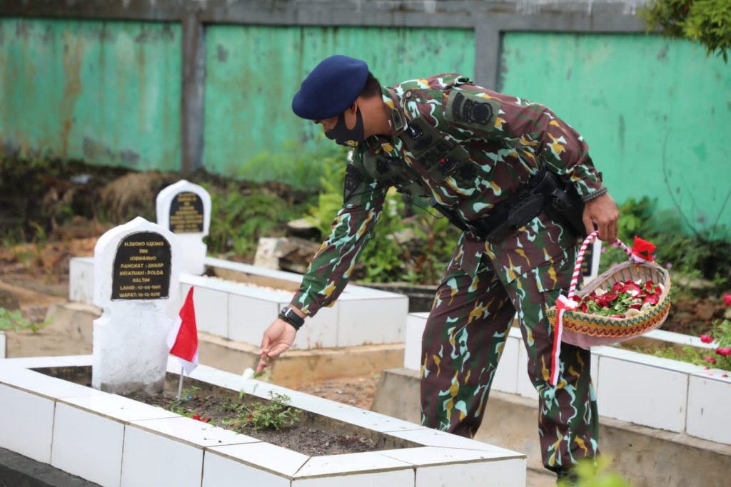 Dalam Rangkaian HUT Brimob ke-76, Dansat Brimob Polda Kaltim Pimpin Ziarah Kubur 12 2