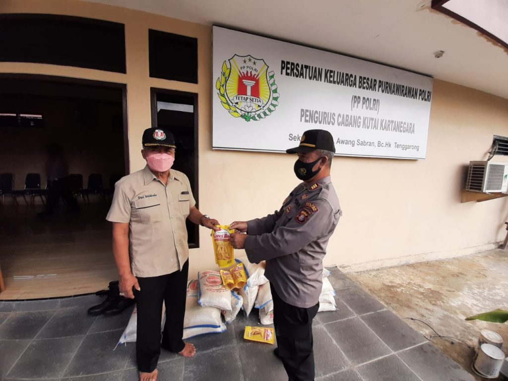 Peduli Ditengah Pandemi, Polres Kukar Salurkan Bantuan Sosial kepada Warga Terdampak PPKM Level 1 12 6