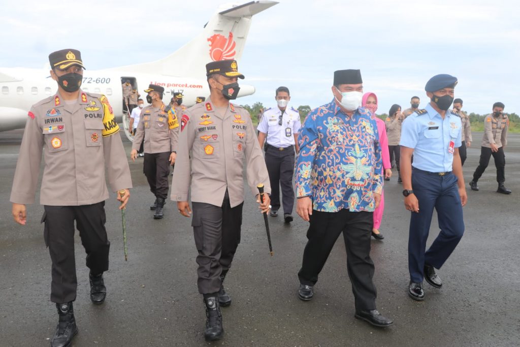 Kunjungan Kerja ke Mahakam Ulu, Kapolda Kaltim Menyandang Gelar Tingang 16 2
