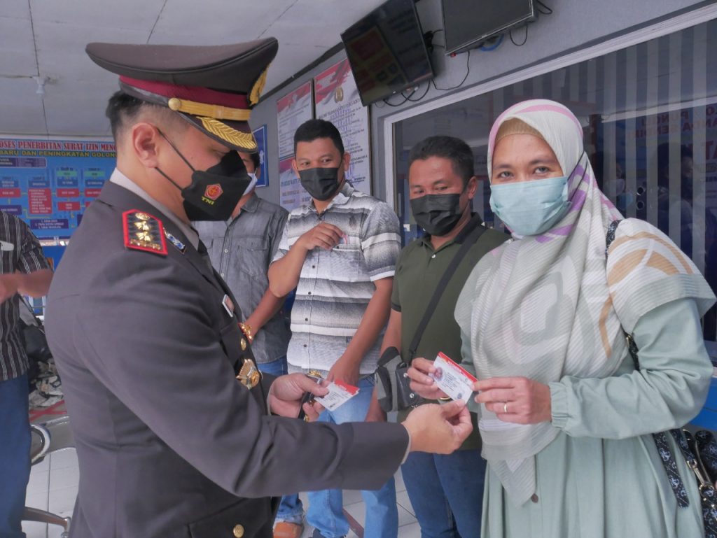 Meriahkan Hari Pahlawan, Kapolres Bontang Serahkan Sim Gratis Kepada Masyarakat 2 5
