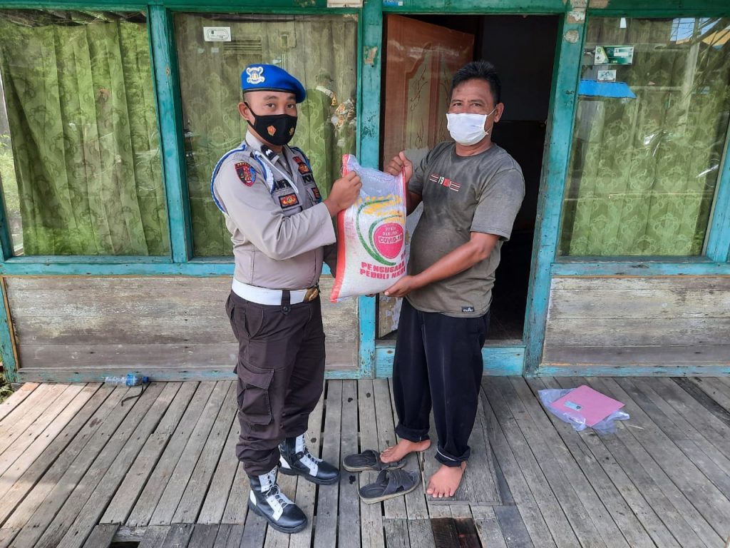 Jajaran Polres Kubar Salurkan Bantuan Sembako Serta Bagikan Masker kepada Warga Terdampak Covid-19 2 8