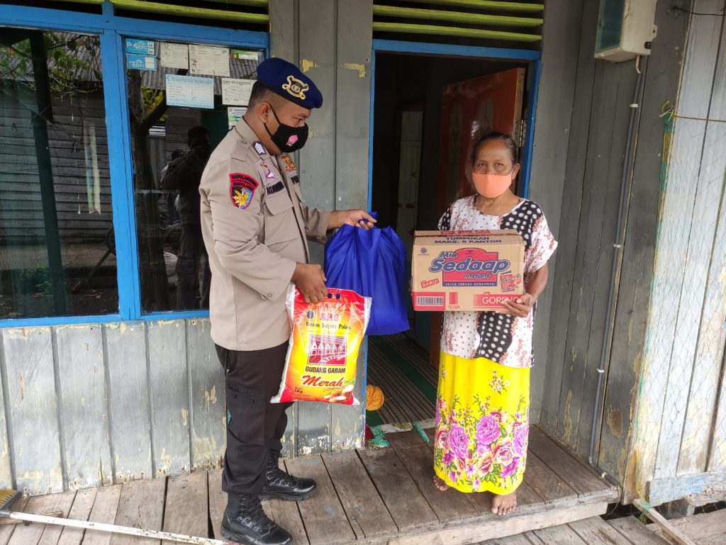 Wujud Kepedulian Polri, Sat Polairud Polres Paser Bagikan Bantuan Sembako kepada Masyarakat Terdampak Covid-19 3 8