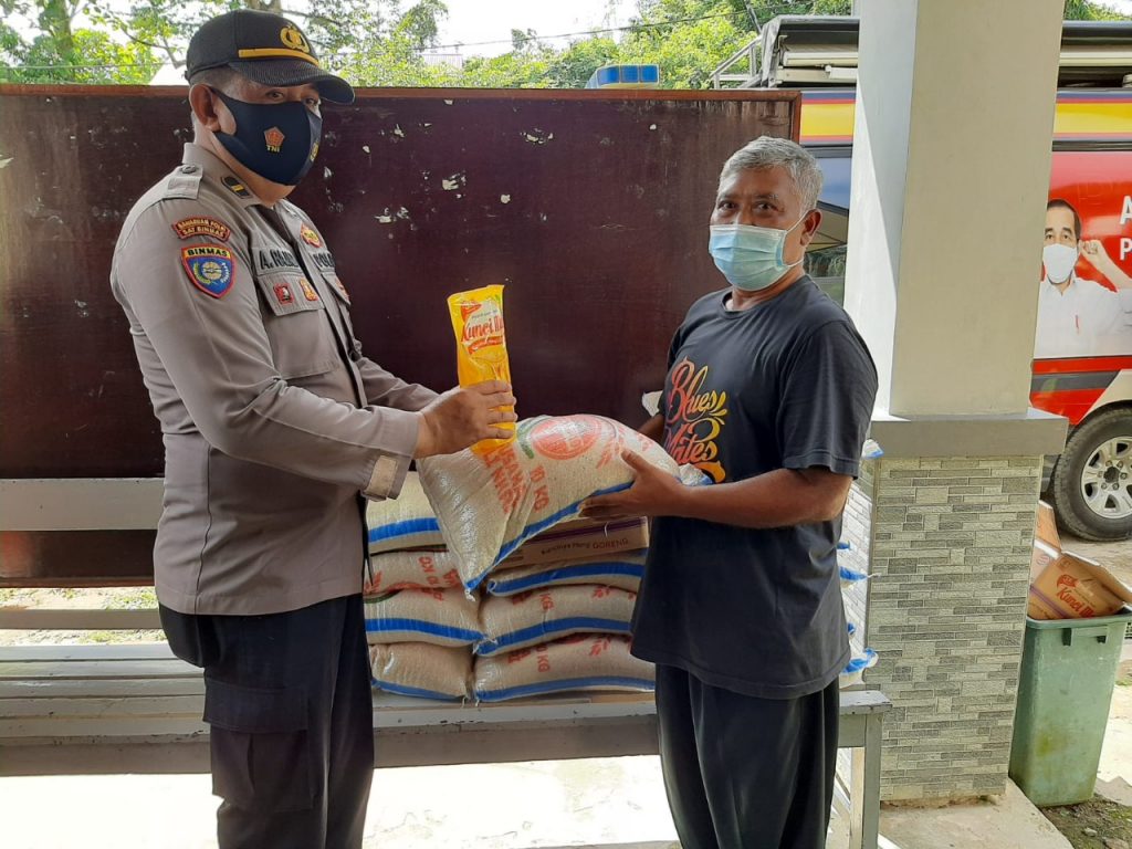 Polres Kukar Salurkan Bantuan Sosial Kepada Warga Terdampak Pandemi Covid-19 4 11