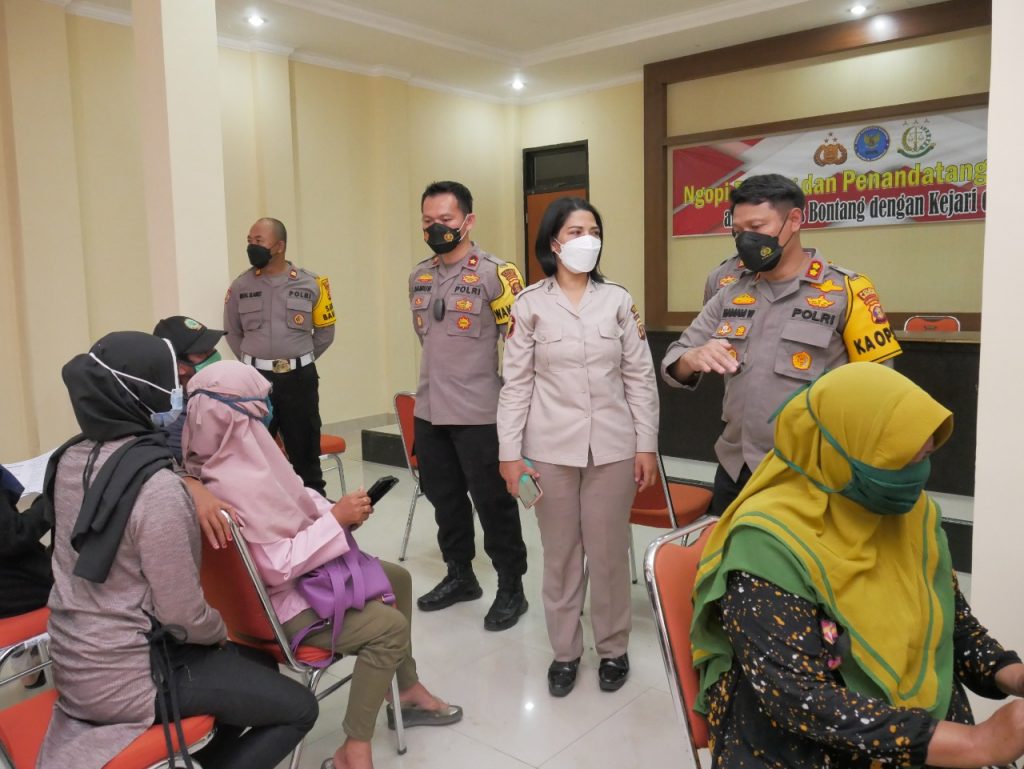 Kapolres Tinjau Pelaksanaan Gerai Vaksin Dosis 1 di Rupatama Polres Bontang 4 14